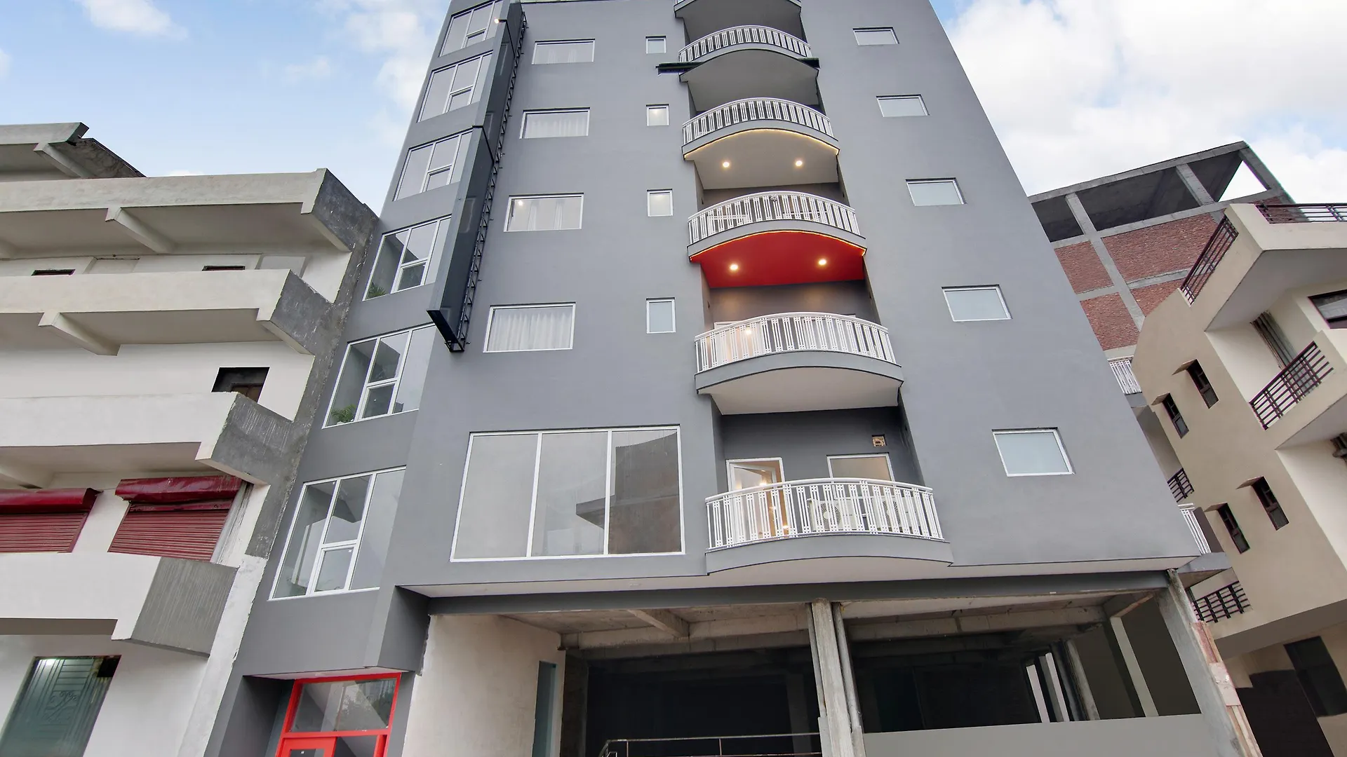 Townhouse Sector 49 Near Logix City Centre Noida 4*,
