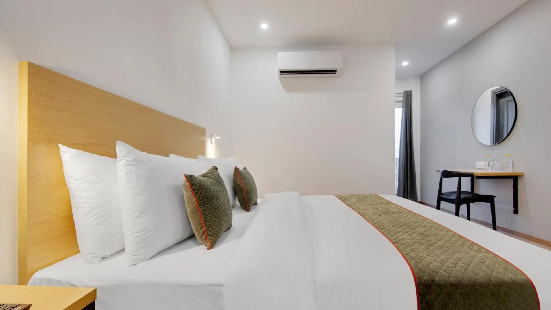 Hotel Townhouse Sector 49 Near Logix City Centre Noida