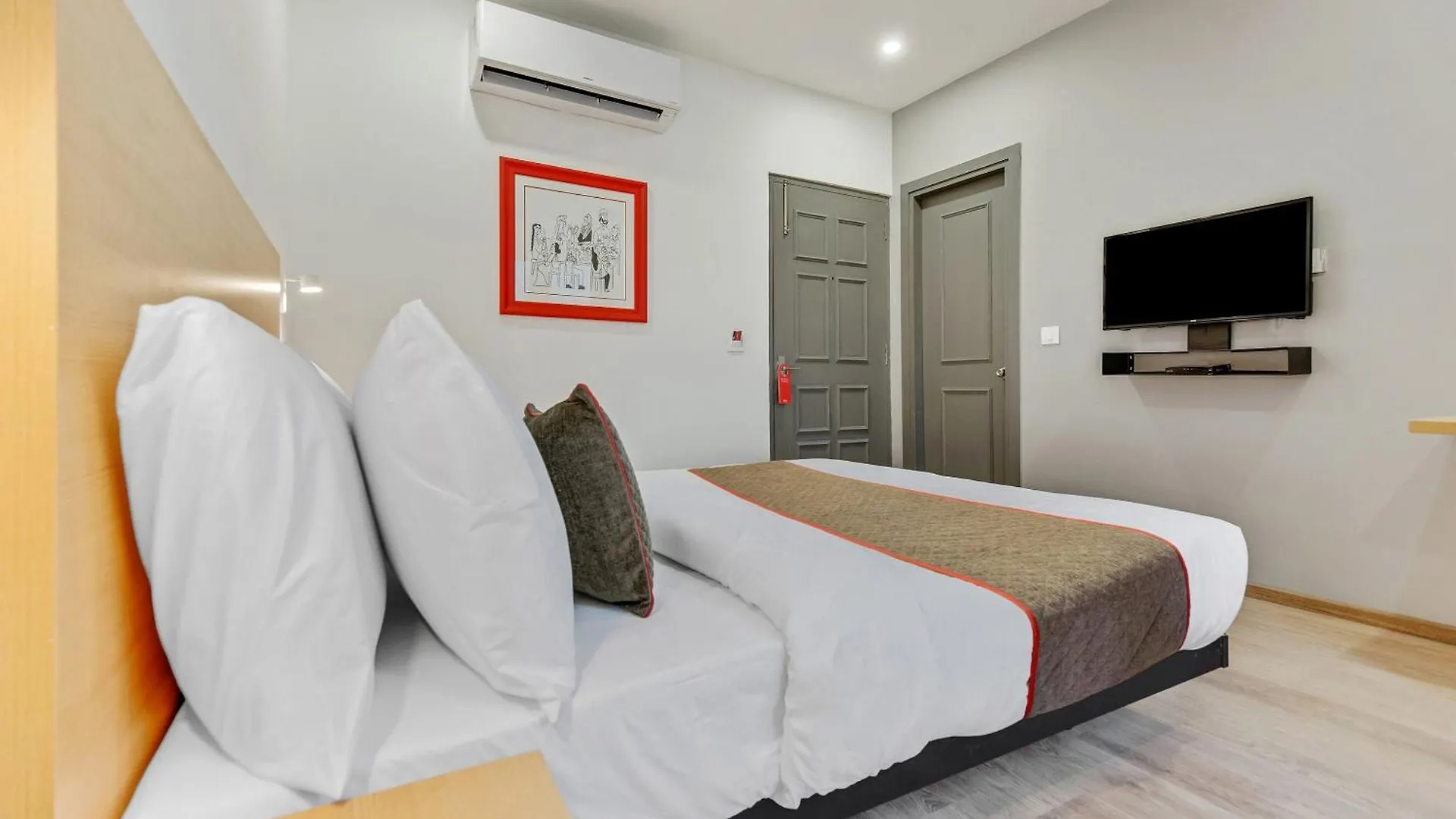Townhouse Sector 49 Near Logix City Centre Noida 4*,