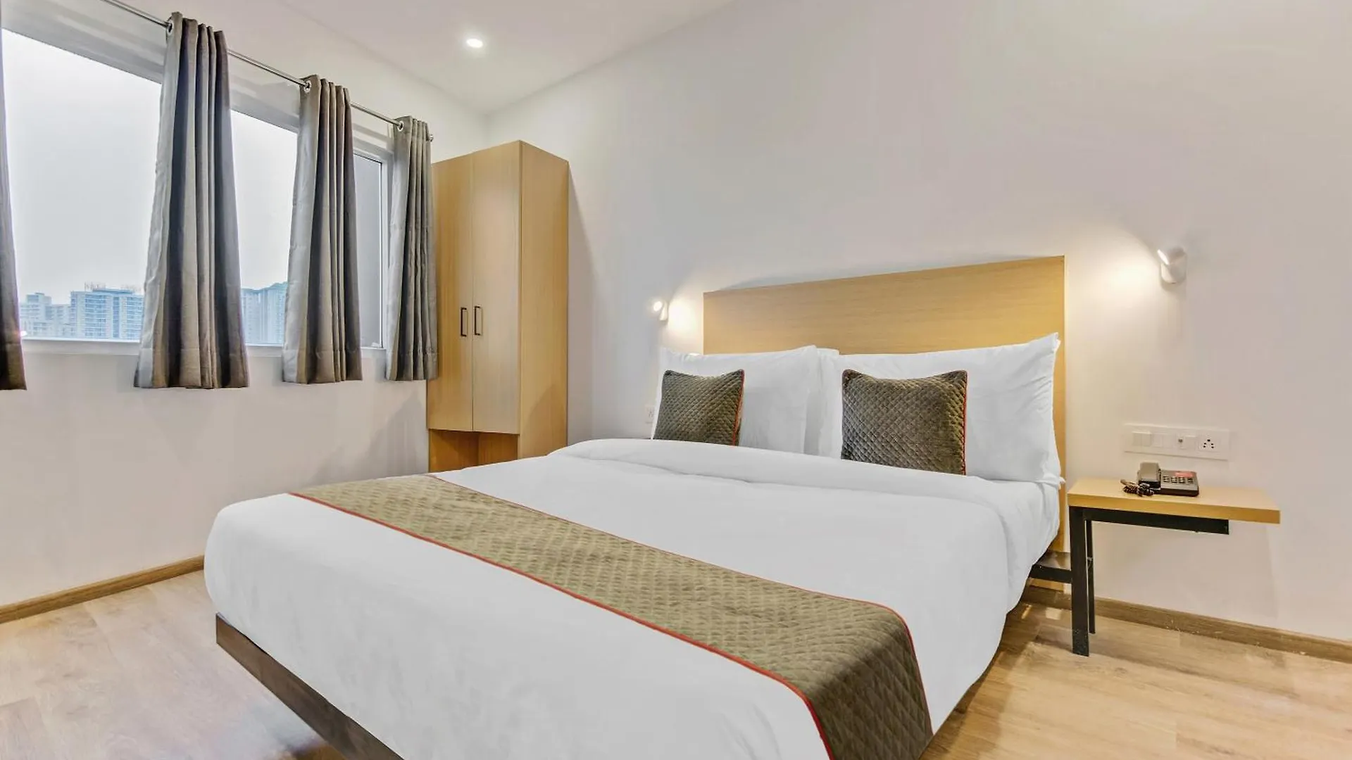 Townhouse Sector 49 Near Logix City Centre Noida 4*,