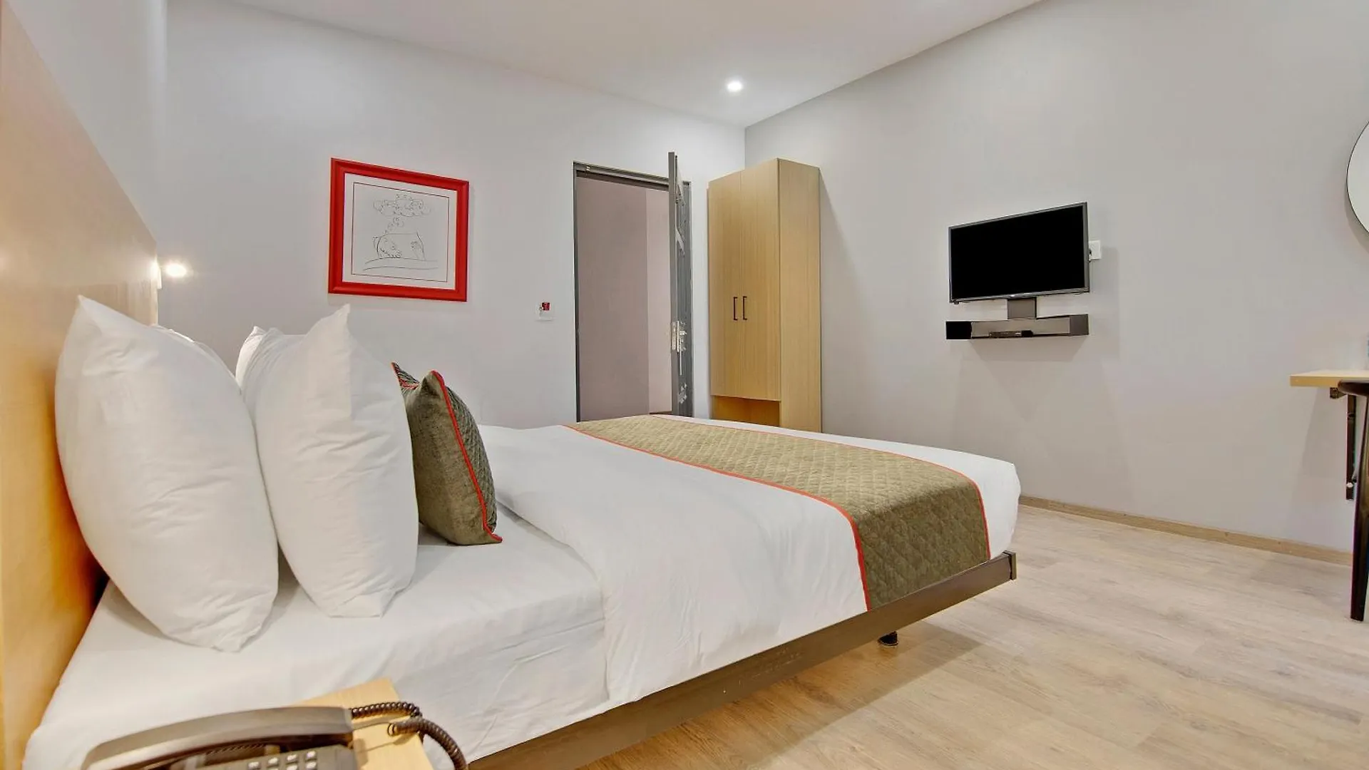 Townhouse Sector 49 Near Logix City Centre Noida 4*,